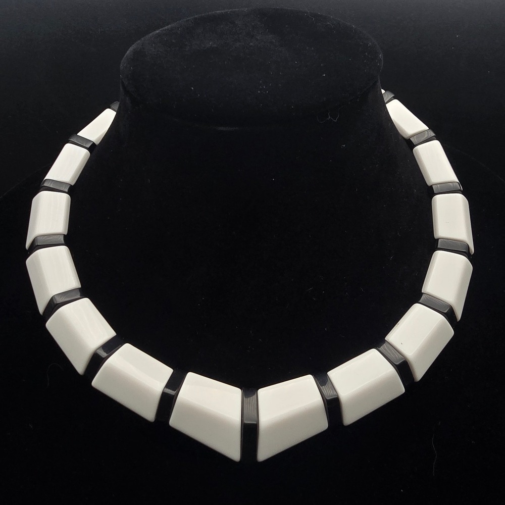 Avon 1989 Classic Lines Necklace Collar Black White Plastic Vintage Jewelry